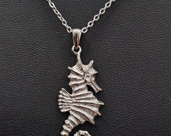 Halsband med sjöhästhänge i 925 sterling silver, present till havsälskare, personlig present till henne, smycken med vardagsberlock, present till sjöhäst