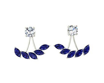 Può includere: Un paio di orecchini d'argento con un unico ciondolo rotondo trasparente e cinque pietre blu a forma di marquise su ogni orecchino.