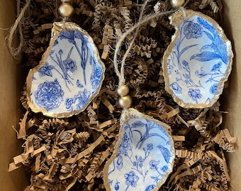 Blauw en wit klein bloemenoesterornament
