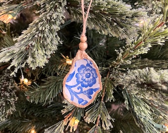 Blauw en wit bloemenoesterornament