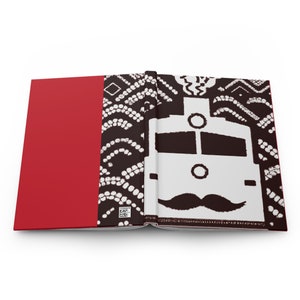 Puede incluir: Un libro abierto con una cubierta roja y una ilustración en blanco y negro de un tren con bigote en las páginas interiores. La ilustración está rodeada por un borde con un patrón en blanco y negro.