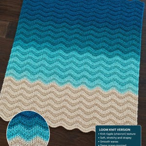 Könnte beinhalten: Eine rechteckige Strickdecke mit einem Chevron-Wellenmuster in einem Farbverlauf von Dunkelblau über Mittelblau und hellem Türkis bis hin zu Beige. Ein kreisförmiger Ausschnitt zeigt eine Nahaufnahme der Strickstruktur und des Farbverlaufs.