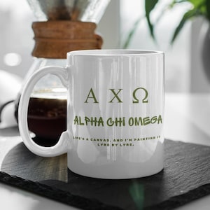 AXOMEA Alpha Chi Omega - Life&#39;s A Canvas Keramikbecher - (grüner Druck) Affinity Lizensiert
