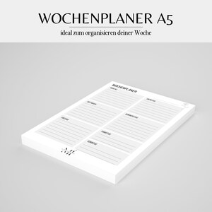 Op de afbeelding: Een witte weekplanner met een eenvoudig ontwerp. De planner is verdeeld in zeven secties, één voor elke dag van de week. De dagen van de week zijn in het Duits gelabeld: Montag, Dienstag, Mittwoch, Donnerstag, Freitag, Samstag, Sonntag. De planner is gelabeld met "Wochenplaner A5" en "ideal zum organisieren deiner Woche".
