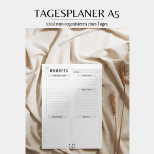 Op de afbeelding: Een witte printbare dagelijkse planner met de tekst "TAGESPLANER A5" en "ideal zum organisieren eines Tages". De planner is verdeeld in secties voor "TERMINIBERSICHT", "PRIORITATEN", "TO DO LISTE", "VERSCHIEREN" en "NOTIZEN".