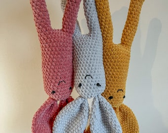 Koos Rabbit - Crocheted cuddly toy made of velvet yarn