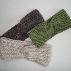 Op de afbeelding: Drie gebreide hoofdbanden in verschillende kleuren: beige, groen en grijs. Elke hoofdband heeft een gedraaid knoopontwerp.