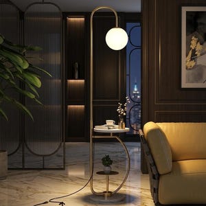 Lámpara de pie moderna dorada con mesa auxiliar integrada - Lámpara de pie con base de mármol y pantalla esférica esmerilada - Mesita de noche de lujo de mediados de siglo