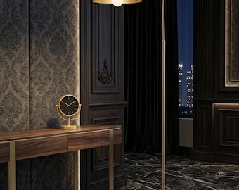 Lámpara de pie moderna de latón de mediados de siglo con forma de arco y cúpula.