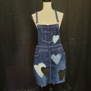 Salopette, salopette reconvertie, salopette recyclée, salopette redessinée, salopette en jean, salopette en jean, robe en jean, robe salopette, patchwork