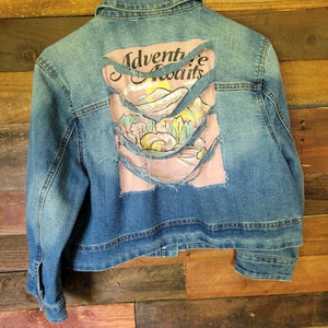 L'aventure vous attend. Veste en jean recyclée, veste recyclée, veste pour femme, veste revisitée, veste en jean