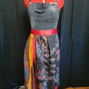 Hergebruikte overalls, geüpcyclede overalls, opnieuw ontworpen overalls, denimoveralls, jeansoveralls, spijkerjurk, overalljurk, kleurrijk, artistiek