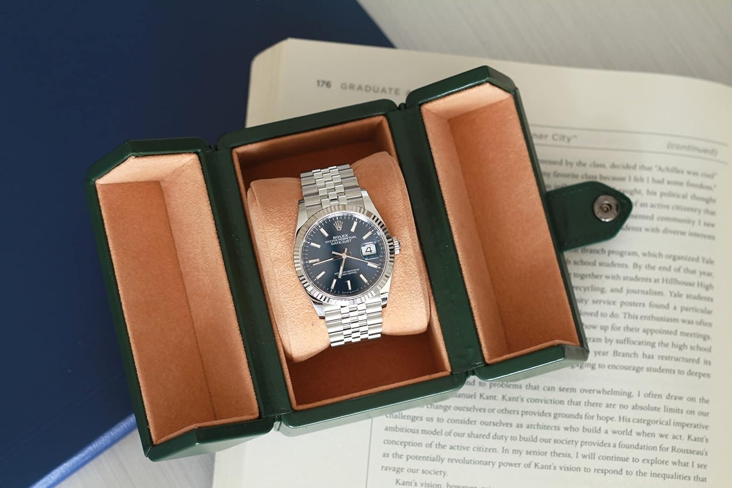 Exquisite Leather Travel Watch Box: Safeguard Your Timepiece on the Go 