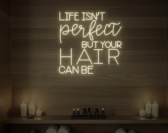 La vita non è perfetta, ma i tuoi capelli possono esserlo. Insegna al neon a LED per saloni di bellezza e centri benessere, decorazione murale per parrucchieri, dimensioni personalizzate disponibili.