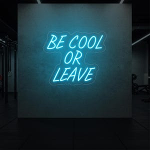 ジムの壁装飾に最適な「Be Cool Or Leave」ネオンサイン | フィットネススタジオ、ホームジム、ワークアウトルームの美的演出に最適なLEDネオンライト