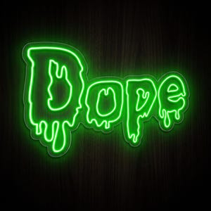 Pode incluir: Um letreiro de néon verde brilhante exibindo a palavra Dope em uma fonte estilizada e escorrendo. As letras parecem estar derretendo com rastros semelhantes a líquidos que se estendem para baixo a partir das bordas inferiores de cada letra.