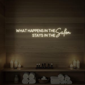 Ce qui se passe dans le salon reste dans le néon du salon | Décoration murale pour salon de beauté | Lampe LED pour spa | Décoration phosphorescente Citation de Hair Studio