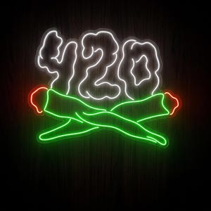 Op de afbeelding: Een neonbord met de witte tekst 420 boven twee gekruiste groene neonbuizen die lijken op gedraaide sigaretten. De uiteinden van de groene buizen zijn rood verlicht, wat zorgt voor een levendige en gloeiende visuele weergave.