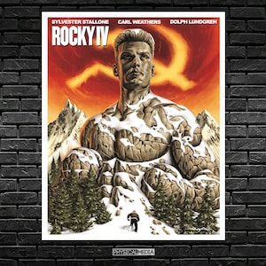 Puede incluir: Un cartel de la película Rocky IV, con Sylvester Stallone, Carl Weathers y Dolph Lundgren. La obra de arte representa una figura musculosa con un cuerpo de cordillera, un cielo rojo y una persona caminando en la nieve.