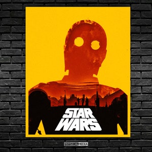 Può includere: Un poster di Star Wars con una silhouette di C-3PO su sfondo giallo. Il poster include il logo di Star Wars in bianco, con un paesaggio urbano e personaggi sullo sfondo. Il poster è incorniciato e montato su un muro di mattoni.