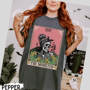 Camiseta unissex com estampa de carta de tarô Momster Comfort Color, presente de Halloween para a mãe, camiseta de esqueleto bebendo café para mulheres, camiseta engraçada de Halloween