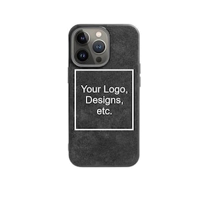 Può includere: Custodia per telefono nera con superficie testurizzata. La custodia ha un rettangolo bianco con il testo "Your Logo, Designs, etc."