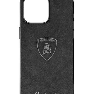 Puede incluir: Funda de teléfono negra con el logotipo de Lamborghini. La funda tiene una superficie texturizada y un recorte para la cámara. El logotipo de Lamborghini está en el centro, con el nombre de la marca arriba y abajo.