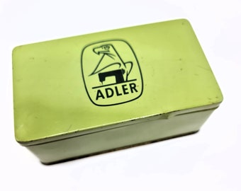 Grüne Vintage-Nähdose von Adler aus dem Jahr 1954 in Deutschland mit Logo