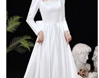 Elegantes weißes hängendes Kleid