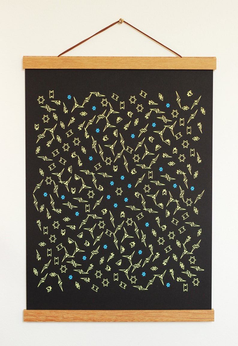 以下が含まれることがあります： 白い壁に、木製の額縁で囲まれた黒いポスターが掛けられています。ポスターには、黄色の星と青い花が繰り返し描かれた模様があります。