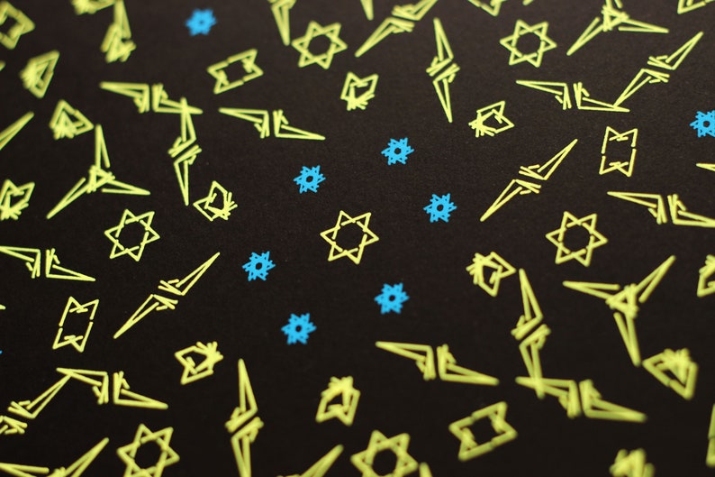 以下が含まれることがあります： 黒い背景に、黄色い星と青い星が繰り返しパターンで描かれています。星は白で縁取られています。
