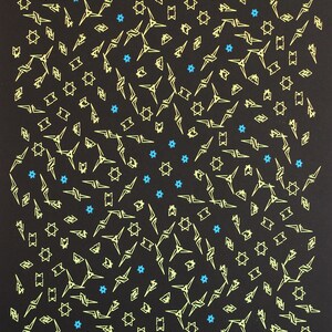 以下が含まれることがあります： 黒い背景に、黄色の星、黄色の三角形、青い星の模様が描かれている。