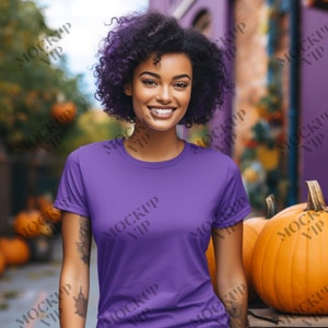 パープル ベラ キャンバス 3001 (3 パック) モックアップ - ハロウィン T シャツ モックアップ - 女性モデル 3001 T シャツ モックアップ - ハロウィン T シャツ モックアップ