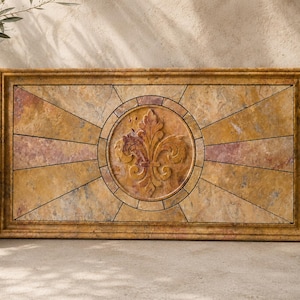 Puede incluir: Una placa de pared rectangular de piedra que presenta un medallón circular central con un motivo de flor de lis tallado. El diseño incluye segmentos radiantes en tonos amarillo dorado y marrón rojizo, todo dentro de un marco texturizado a juego.