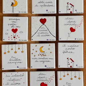 Op de afbeelding: Een witte keramische mok met een zwarte handgreep en de tekst "But First, Coffee" in een vetgedrukte, zwarte letter. De mok staat op een houten oppervlak. De mok is 10 cm hoog.