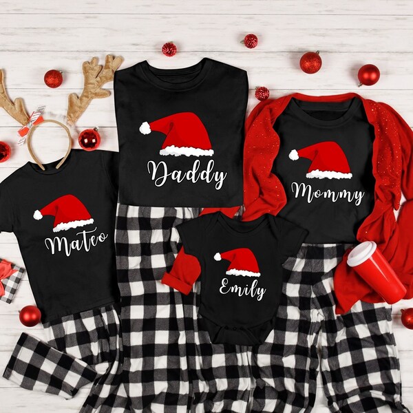 Weihnachten Gleiches Familien Outfit mit Namen personalisiert Weihnachts Shirt 2023 Santa Weihnachtsgeschen neue Familie