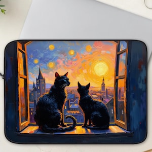 Puede incluir: Funda para portátil con una pintura de dos gatos negros mirando por una ventana una ciudad al atardecer. La obra de arte utiliza una paleta vibrante de naranja, amarillo y azul, con un cielo estrellado.
