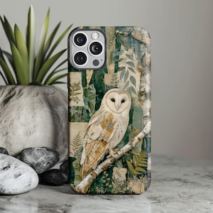 Può includere: Una custodia per smartphone con un design a collage che raffigura un barbagianni appollaiato su un ramo di betulla. Lo sfondo è composto da illustrazioni botaniche sovrapposte, foglie di felce e texture di carta vintage in toni verde.