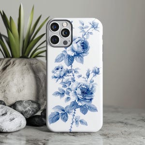 Funda resistente con diseño floral blanco y azul de Delft, funda estilo chinoiserie para iPhone y Samsung, funda protectora elegante y personalizable, regalo con diseño de rosas.