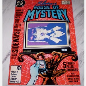 Peut inclure: Une couverture de bande dessinée vintage pour "Elvira's House of Mystery" numéro #51. La couverture présente un fond rouge avec un motif de toile d'araignée, le titre en bleu et une image centrale d'une femme sur un écran de télévision. La bande dessinée contient également le texte "5 Fright-Filled Fantasies".
