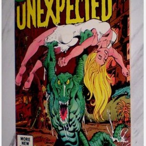 Peut inclure: Couverture de bande dessinée vintage pour "Alligator Alley Unexpected" avec un alligator vert tenant une femme. Le titre est en jaune, avec un logo DC Comics. La couverture a un fond rouge foncé avec des éclaboussures d'eau.