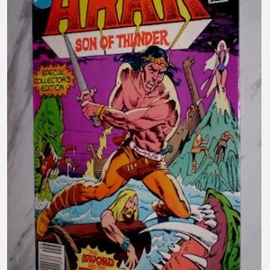 Peut inclure: Couverture de bande dessinée vintage avec "Arak, Son of Thunder". L'illustration montre un guerrier avec une épée, combattant un serpent et d'autres créatures. Le titre "Arak" est en rouge et jaune, avec le numéro de l'édition.