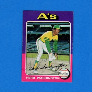 Puede incluir: Tarjeta de béisbol vintage con Herb Washington de los A's de Oakland. La tarjeta tiene un borde morado con el logo del equipo. Washington está representado con su uniforme de béisbol, con el texto "Herb Washington" y "Pinch Run."