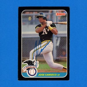 Puede incluir: Tarjeta de béisbol con José Canseco de los Atléticos de Oakland en posición de bateo. La tarjeta tiene un borde negro con el logotipo de Donruss y el emblema de la Liga Americana. El jugador viste un uniforme verde, amarillo y blanco.