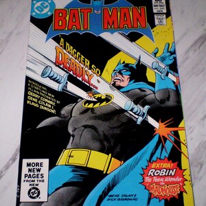 Puede incluir: Una portada de cómic de Batman vintage. La portada presenta a Batman en una pose dinámica, empuñando dos batarangs. El título "BATMAN" se muestra en letras azules y rojas en negrita. El cómic se titula "A Dagger So Deadly" y presenta a Robin.