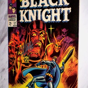 Peut inclure: Couverture de la bande dessinée vintage "The Black Knight" de Marvel Comics. Illustration dynamique du Chevalier Noir en action, avec un fond sombre et des couleurs vives. Comprend le texte "Marvel Super-Heroes Presents: The Black Knight".