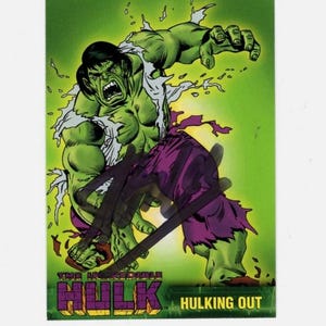 Puede incluir: Una tarjeta coleccionable con Hulk, de piel verde y pantalones morados rasgados, en plena acción sobre un fondo verde. Se puede ver el texto "HULKING OUT" y "THE INCREDIBLE HULK".