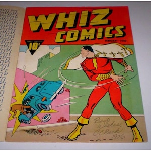 Puede incluir: Portada de cómic vintage "Whiz Comics" con un superhéroe con un traje rojo y amarillo, una capa blanca y un rayo. El héroe está en acción, con un coche azul chocando contra una pared. El título "Whiz Comics" está en letras amarillas grandes.