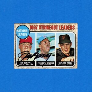 Puede incluir: Una tarjeta de béisbol vintage con Jim Bunning, Fergusion Jenkins y Gaylord Perry. La tarjeta está etiquetada como "1967 Strikeout Leaders" y "National League". Cada jugador lleva una gorra de béisbol. La tarjeta tiene un fondo azul.