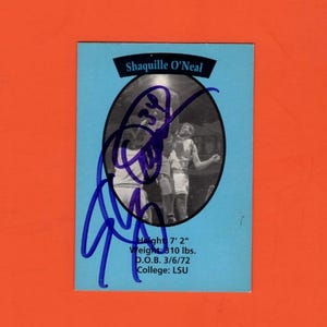 Puede incluir: Tarjeta coleccionable azul con la firma de Shaquille O'Neal. La imagen ovalada negra muestra a O'Neal con uniforme de baloncesto. Texto: Altura 2,18 m, Peso: 140,6 kg, Nac. 3/6/72, Universidad: LSU.